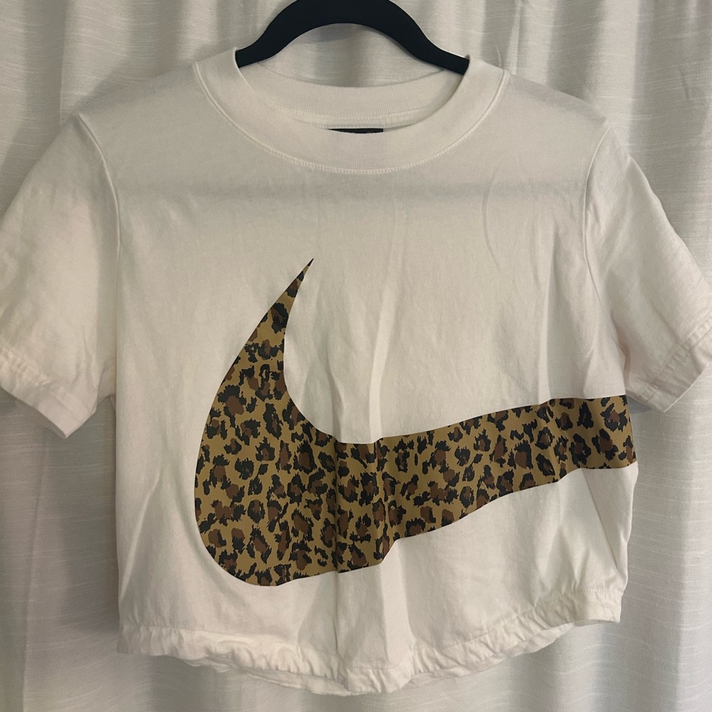 Women’s Nike cropped tshirt cheetah, print swoop